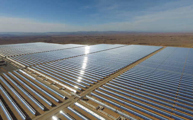 محطة الطاقة الشمسية في ورزازات ، والتي تسمى أيضًا محطة نور للطاقة ، هي عبارة عن مجمع للطاقة الشمسية يقع في منطقة درعة تافيلالت في المغرب ، على بعد 10 كيلومترات من مدينة ورزازات ، في منطقة المجلس الريفي في القصات.